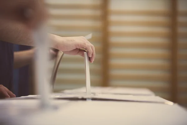 Детали рук на голосовании — стоковое фото