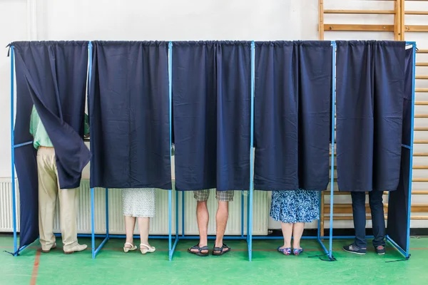 Gente votando en cabinas — Foto de Stock