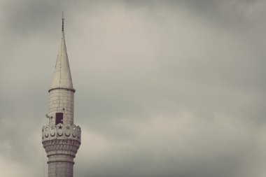Minare bulutlu gökyüzü üzerinde