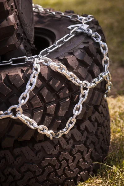 Cadeias de pneus de carro — Fotografia de Stock