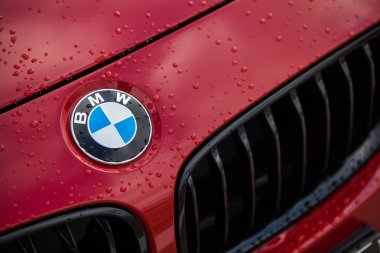 BMW kırmızı logo