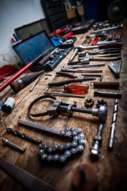 Ahşap tahta üstünde alet