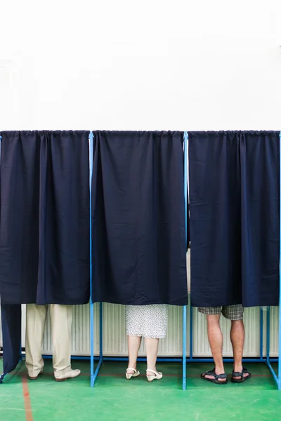 부스에서 투표 하는 사람들 — 스톡 사진