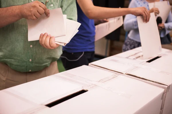 Детали рук на голосовании — стоковое фото