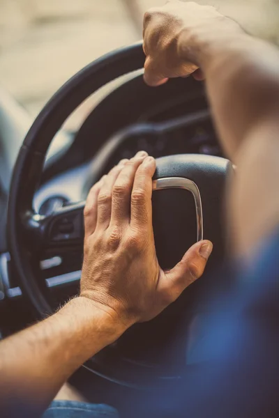 Manos en el volante, bocinazos — Foto de Stock