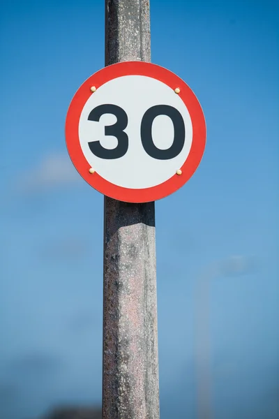 Дорожный знак ограничения скорости — стоковое фото