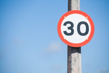 Hız sınırlama yol işareti