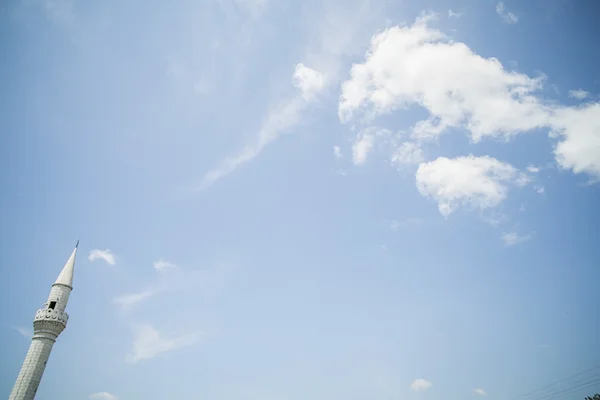 Minaret and blue sky — Stock Photo, Image