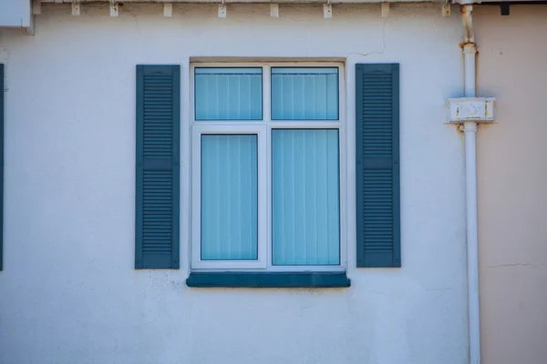 Oude blauwe venster — Stockfoto