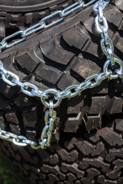 Cadeias de pneus de carro — Fotografia de Stock