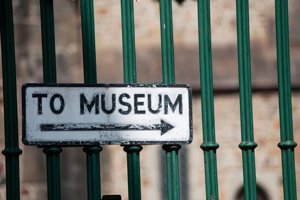 Museum tecken detalj — Stockfoto