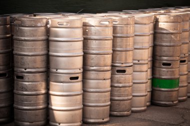 Yığın dolusu bira fıçısı