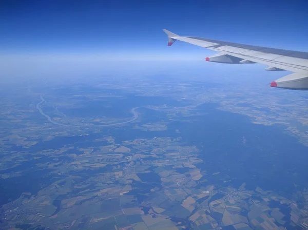 Asa do avião no céu — Fotografia de Stock