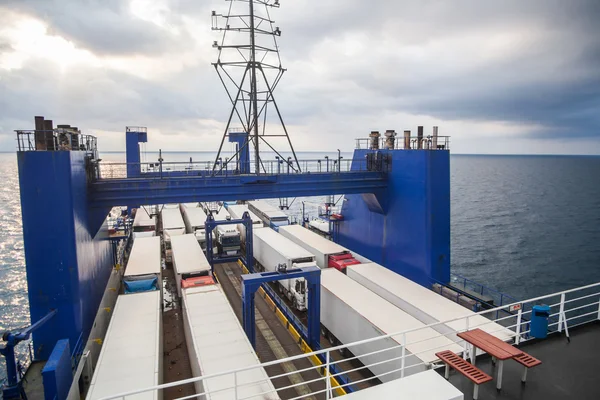 Vrachtwagens op veerboot — Stockfoto