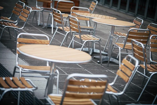 Stühle und Tische aus Holz — Stockfoto