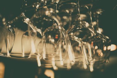 Barda asılı boş şarap kadehleri..