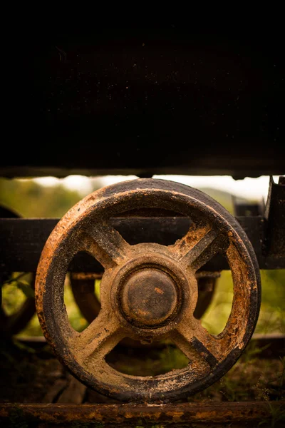 Primer Plano Las Ruedas Metálicas Oxidadas Vagón Abandonado — Foto de Stock