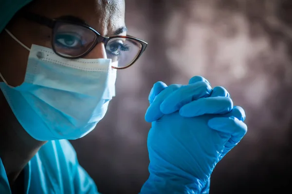 Retrato Color Una Joven Médica Arreglando Sus Guantes Usando Una Fotos de stock