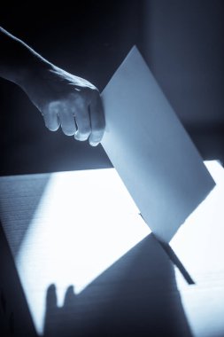 Seçimler sırasında oy veren, oy kullanan, oy kullanan bir kişinin kavramsal görüntüsü.