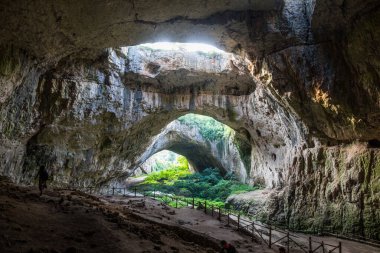 Bulgaristan 'ın Lovech kenti yakınlarındaki Devetashka Mağarası.