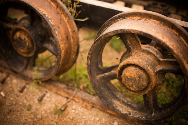 Primer Plano Las Ruedas Metálicas Oxidadas Vagón Abandonado — Foto de Stock
