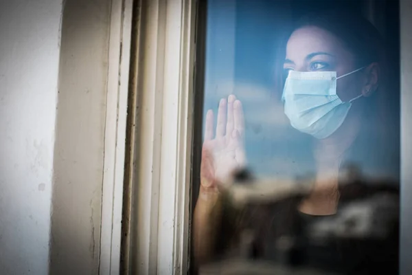 Image Couleur Une Femme Portant Masque Chirurgical Près Une Fenêtre Photos De Stock Libres De Droits