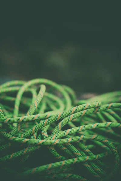 Närbild Skott Hög Gröna Bergsklättring Rep — Stockfoto