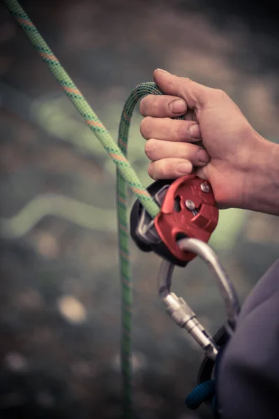 Close Shot Man Hands Operating Rock Climbing Belaying Device — Stock Photo, Image