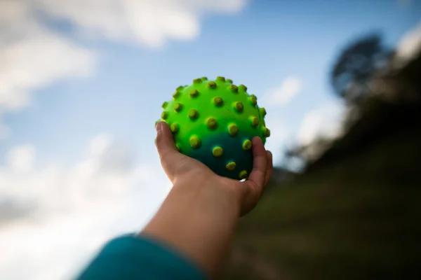 Hand Die Een Coronavirus Vormige Bal Vasthoudt Metafoor Voor Covid — Stockfoto