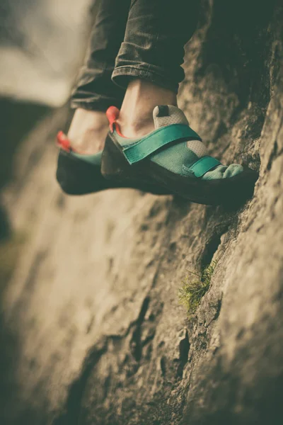 Fechar Tiro Uma Pessoa Escalando Enquanto Vestindo Sapatos Escalada — Fotografia de Stock