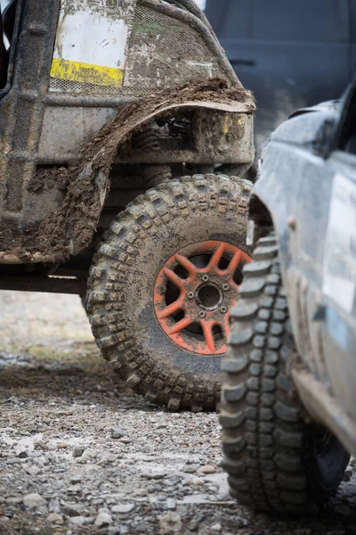 Close Tiro Pneu Road Enlameado Carro 4X4 — Fotografia de Stock