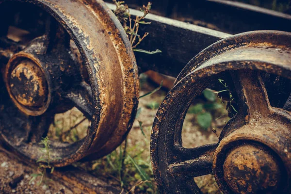 Primer Plano Las Ruedas Metálicas Oxidadas Vagón Abandonado —  Fotos de Stock