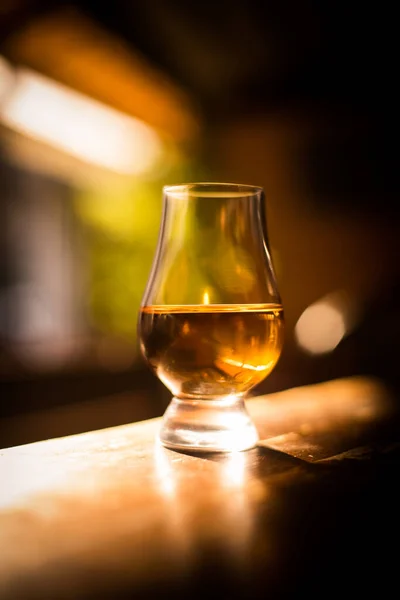 Färg Närbild Sköt Glencairn Whisky Glas Ett Träbord Med Grunt — Stockfoto