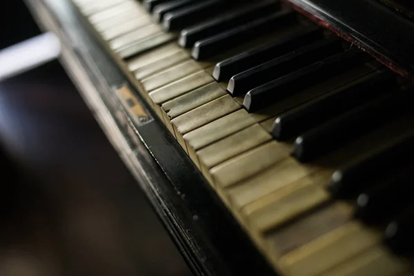Närbild Ett Gammalt Pianotangentbord Med Grunt Skärpedjup — Stockfoto