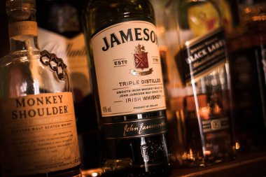 Bükreş, Romanya - 9 Kasım 2020: Romanya 'nın Bükreş kentindeki bir barda çeşitli viski şişelerinin resimli editör görüntüsü sergilendi.