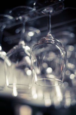 Barda asılı boş şarap kadehleri..