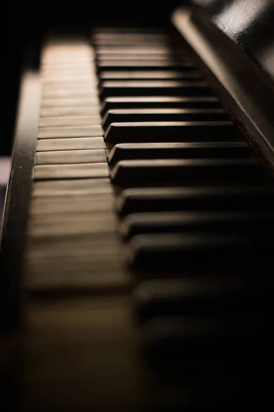 Close Opname Van Een Oud Piano Toetsenbord Met Ondiepe Scherptediepte — Stockfoto