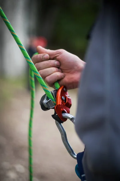 Primer Plano Las Manos Hombre Operando Dispositivo Rodadura Escalada Roca — Foto de Stock