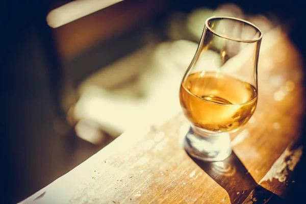 Colore Primo Piano Girato Bicchiere Whisky Glencairn Tavolo Legno Con — Foto Stock