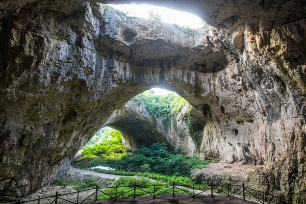 Bulgaristan 'ın Lovech kenti yakınlarındaki Devetashka Mağarası.