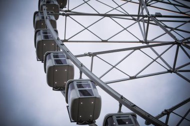 Bulutlu bir gökyüzüne karşı büyük bir dönme dolap.. 