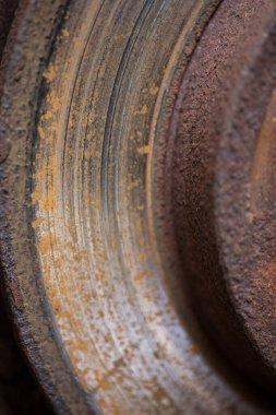 Yıpranmış ve paslı fren diskine yakın çekim.