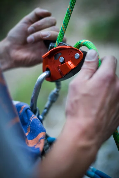 Primer Plano Las Manos Hombre Operando Dispositivo Rodadura Escalada Roca — Foto de Stock