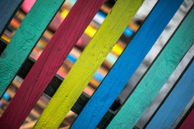 Çeşitli renklerde boyanmış ahşap tahtaların yakın plan çekimleri, arka plan kavramı. 