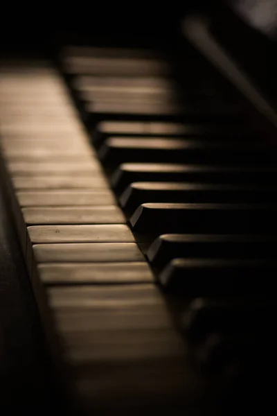 Eski Bir Piyano Klavyesinin Yüzeysel Derinlikteki Yakın Çekimi — Stok fotoğraf