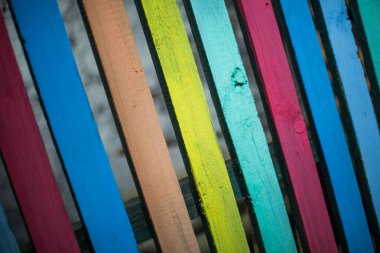 Çeşitli renklerde boyanmış ahşap tahtaların yakın plan çekimleri, arka plan kavramı. 