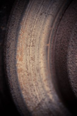 Yıpranmış ve paslı fren diskine yakın çekim.