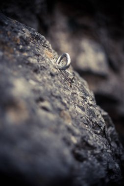 Kaya tırmanışında kullanılan, taşa batırılmış bir metal platformun yakın çekim görüntüsü..