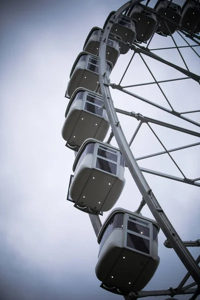 Imagem Uma Grande Roda Gigante Contra Céu Nublado — Fotografia de Stock