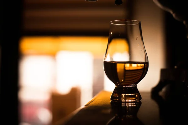 Colore Primo Piano Bicchiere Whisky Glencairn Tavolo Legno Con Bassa — Foto Stock